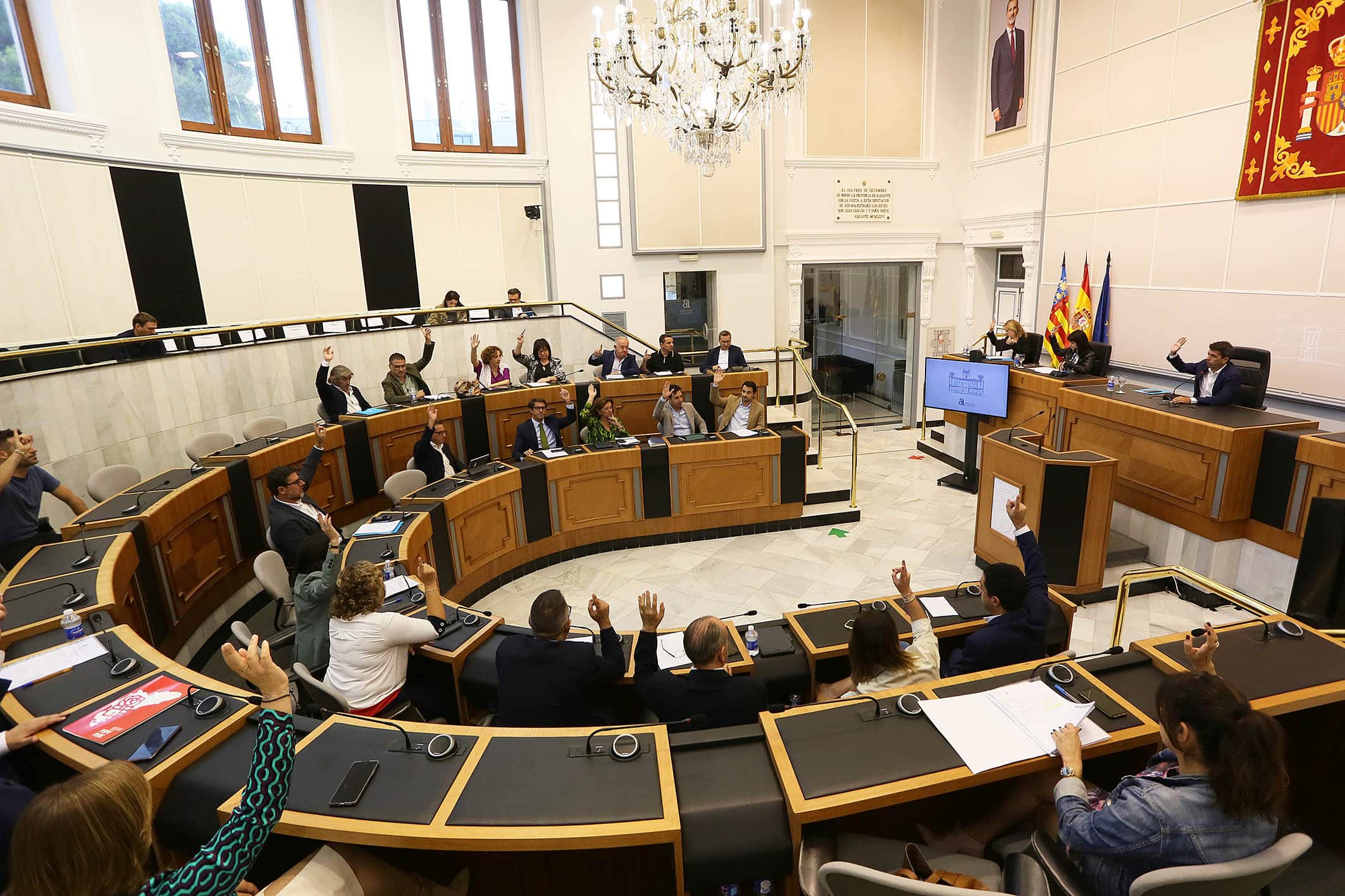 El pleno de la Diputación aprueba el bono consumo navideño que inyectará otros 9 millones de euros en los municipios
