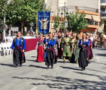 Una veintena de bandas de música hacen su entrada en El Campello para dar esplendor a las fiestas de Moros y Cristianos