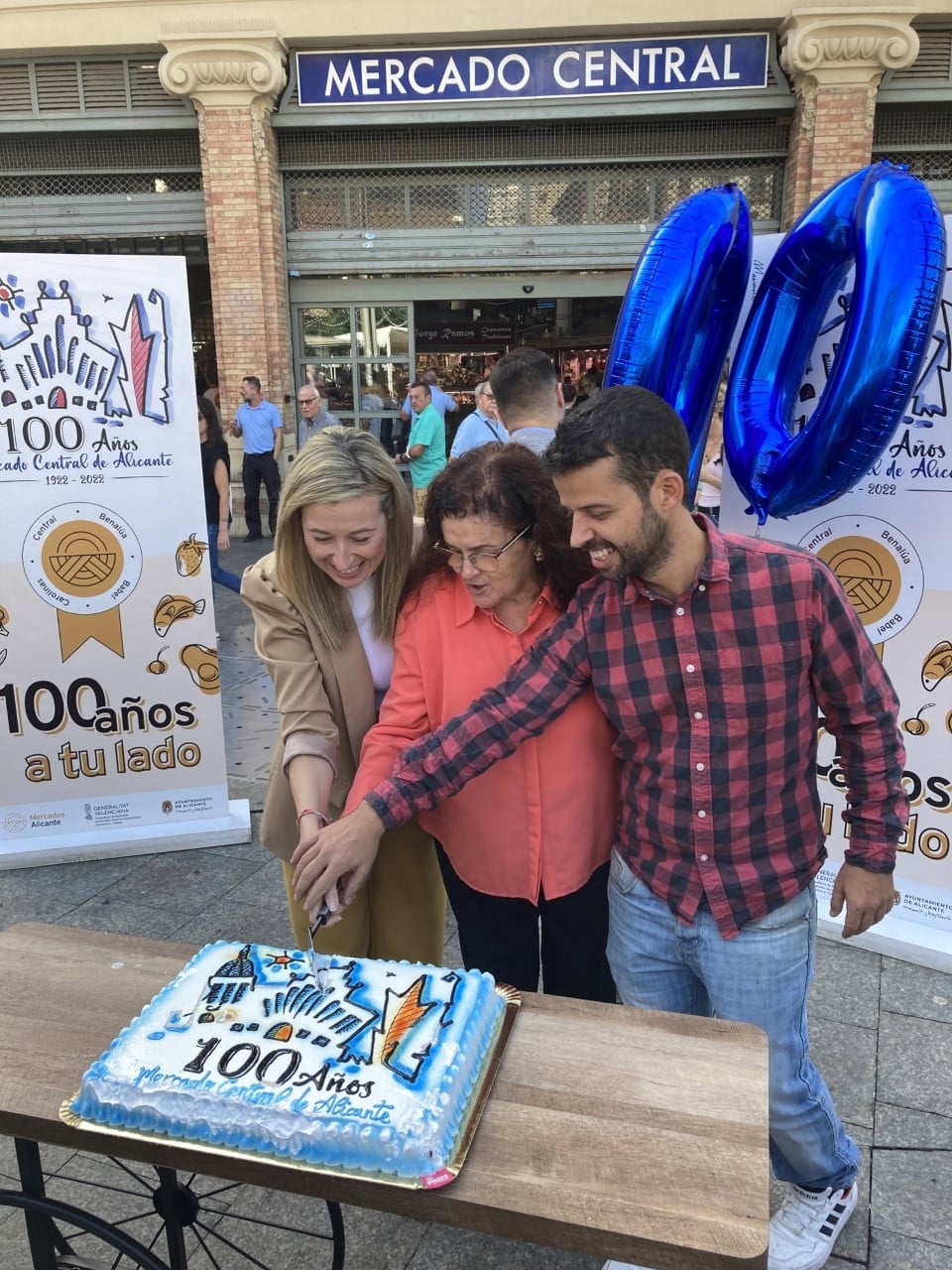 Alicante celebra en el Día del Comercio Local los cien años del Mercado Central