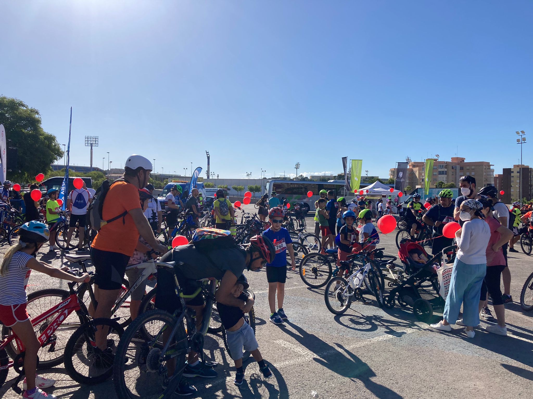 El ‘Día de la Bici’ reúne a cerca de un millar de personas que pedalean por Alicante