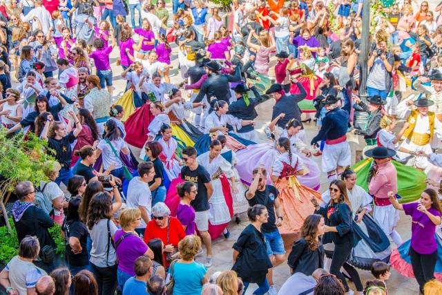 Desfile, procesión cívica, danza popular y presentación de un libro completan la programación del 9 d’Octubre en El Campello