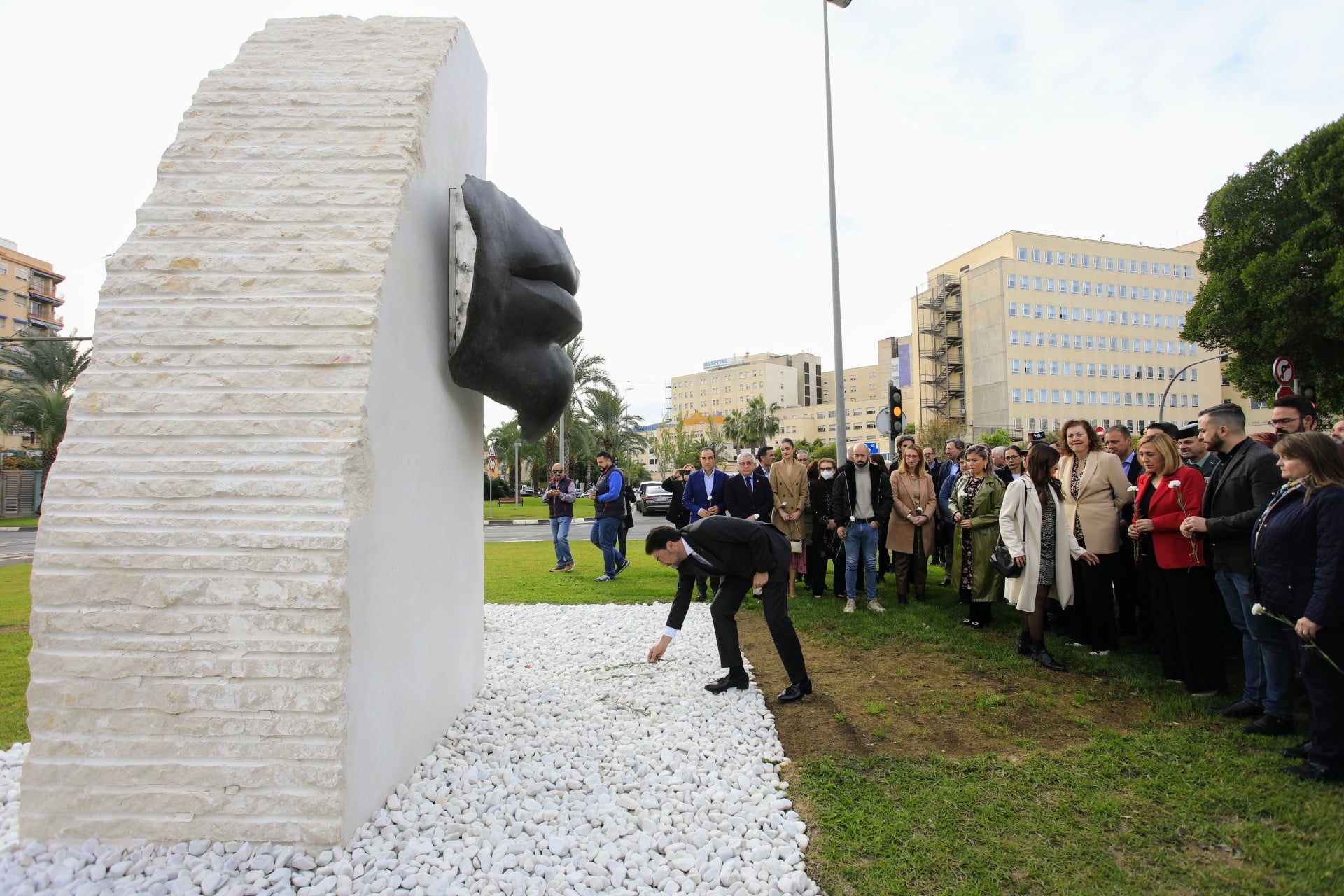 Homenaje a las víctimas y héroes del covid con el monumento “Bocas que vuelan” junto al Hospital General