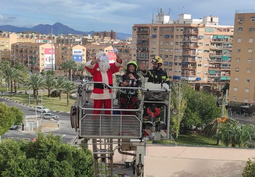 <strong>Papá Noel y los Bomberos solidarios llevan la magia de la Navidad a la Unidad de Oncología del Hospital de Alicante  </strong>