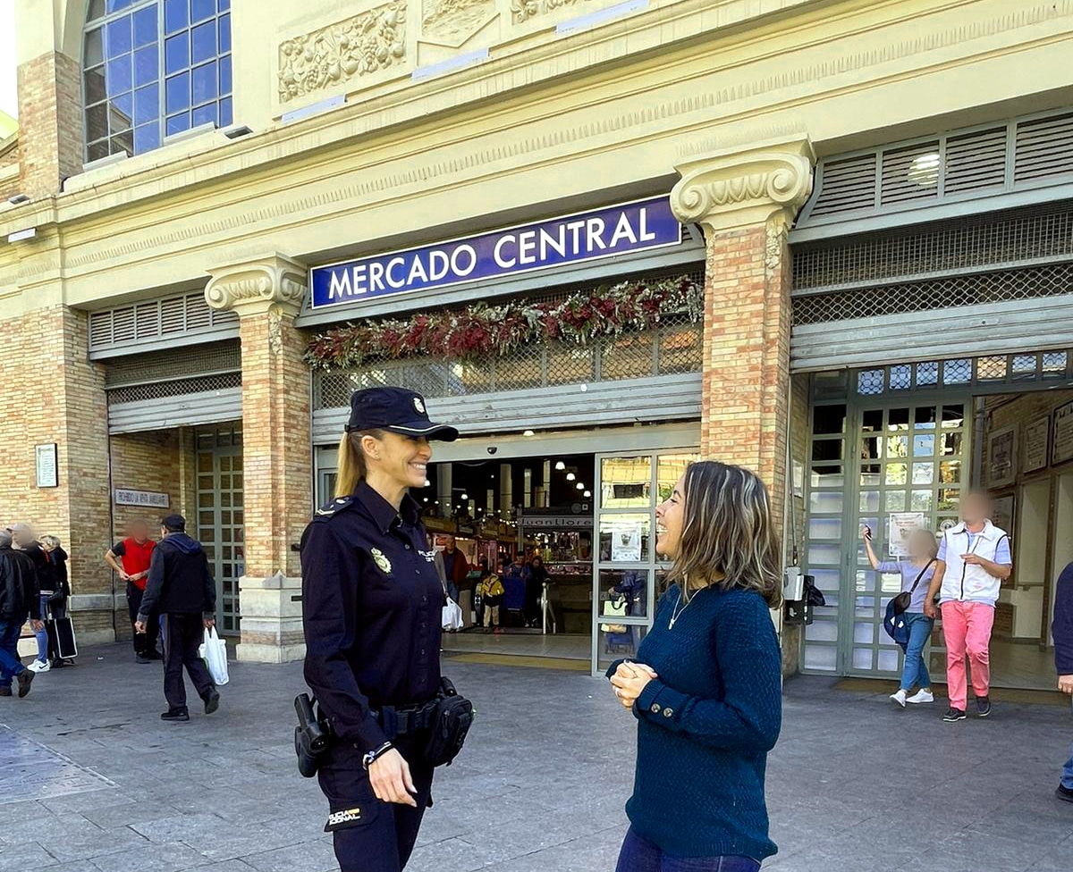 <strong>La Policía Nacional activa su Plan de Comercio Seguro difundiendo consejos y reforzando su presencia a pie de calle para disfrutar de una Navidad segura</strong>