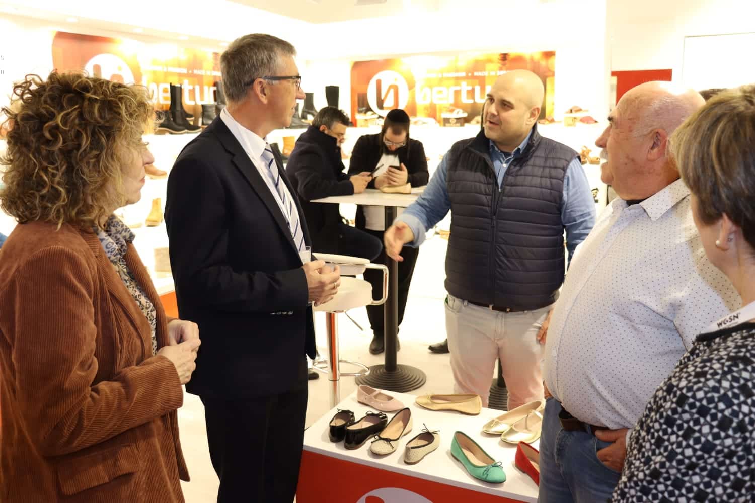Climent apoya a las empresas de calzado de la Comunitat Valenciana presentes en la feria internacional Expo Riva Schuh en Italia