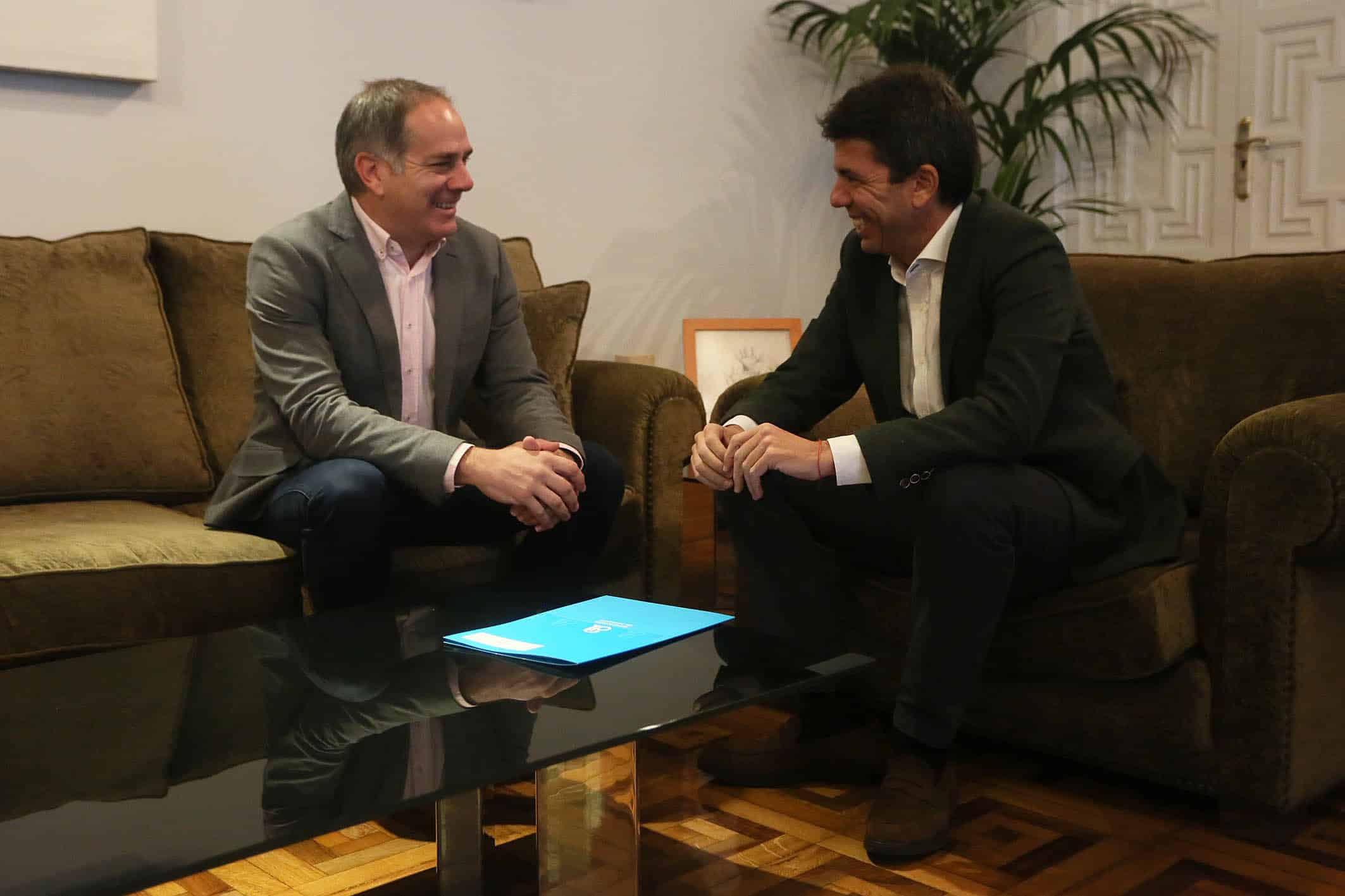 <strong>Mazón se reúne con el alcalde de Sant Joan d’Alacant para abordar las demandas del municipio</strong>