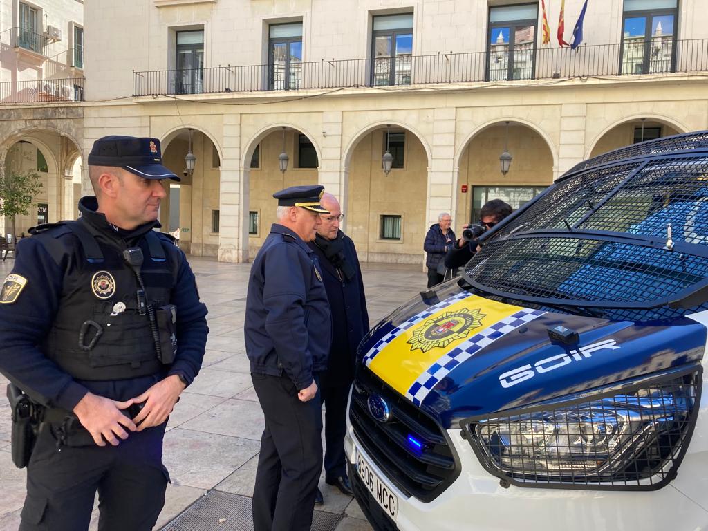 <strong>El equipo de Gobierno continúa renovando la flota de la Policía Local de Alicante con nuevos furgones híbridos para el GOIR</strong>