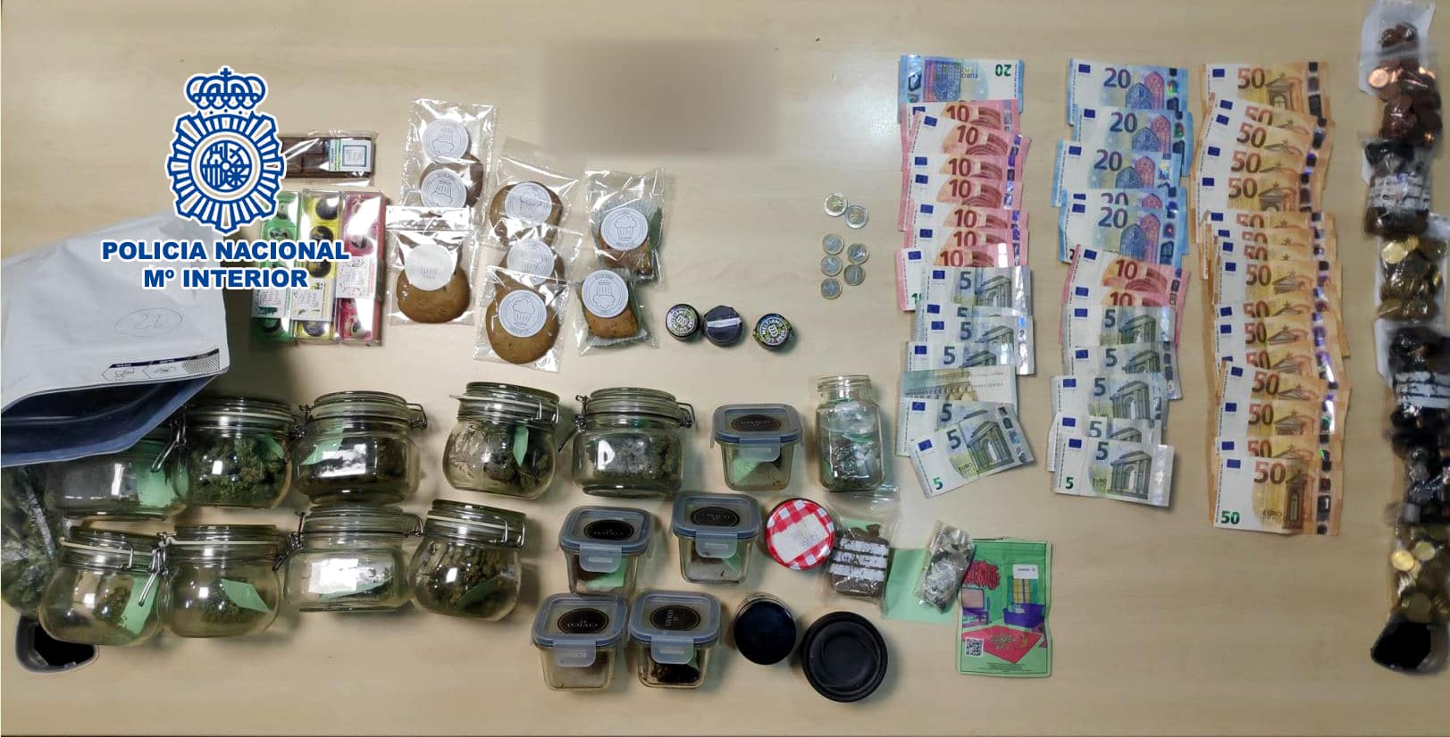 Dos personas detenidas por tráfico de drogas al vender marihuana, hachís y alimentos con contenido de THC en un establecimiento