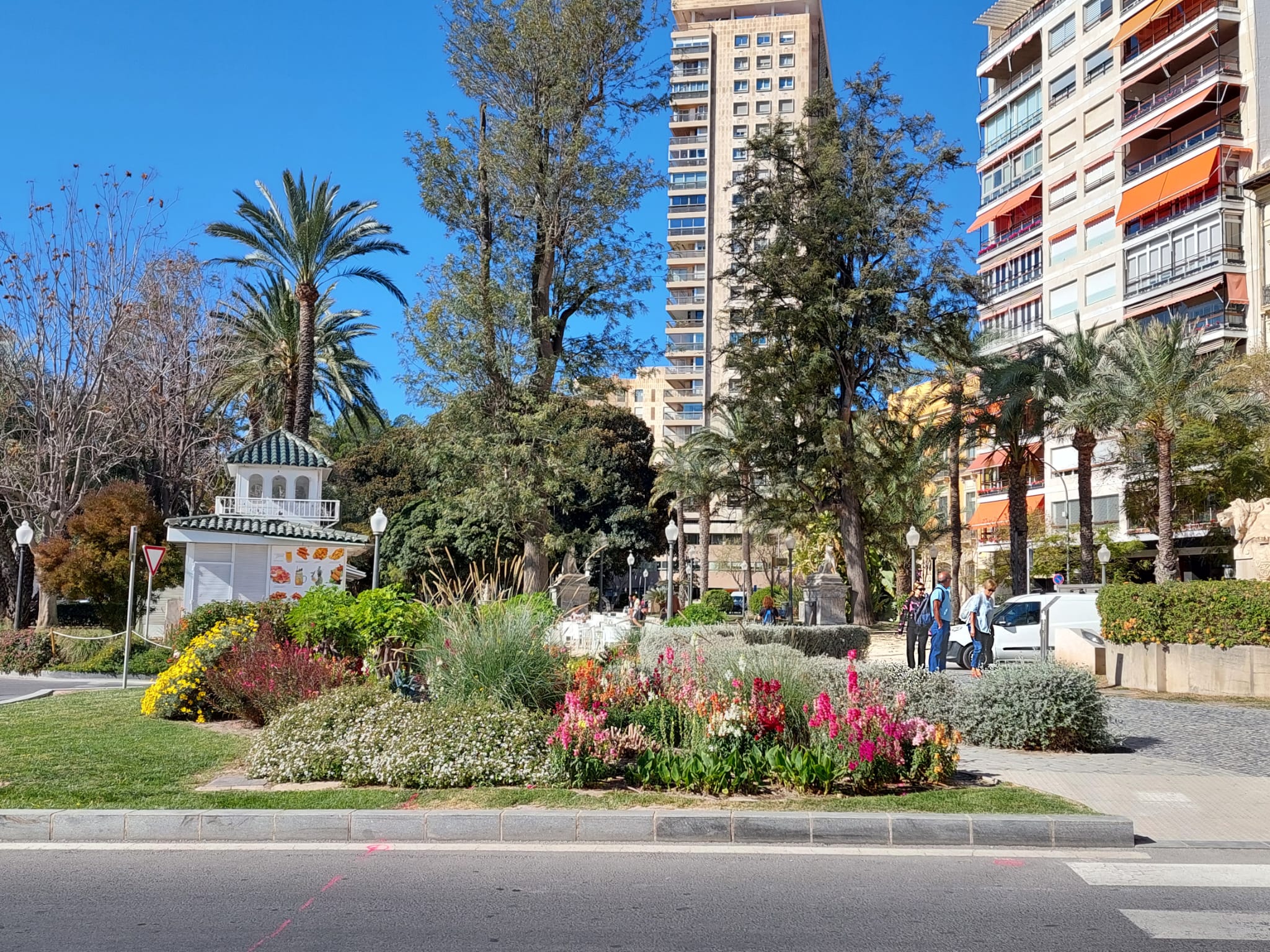 <strong>La Semana Santa anticipa la campaña de primavera en los parques y jardines de Alicante con nuevas plantas y flores</strong>