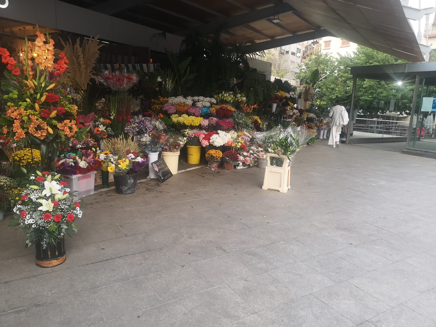 Los puestos de venta de flores del Mercado Central abrirán este domingo