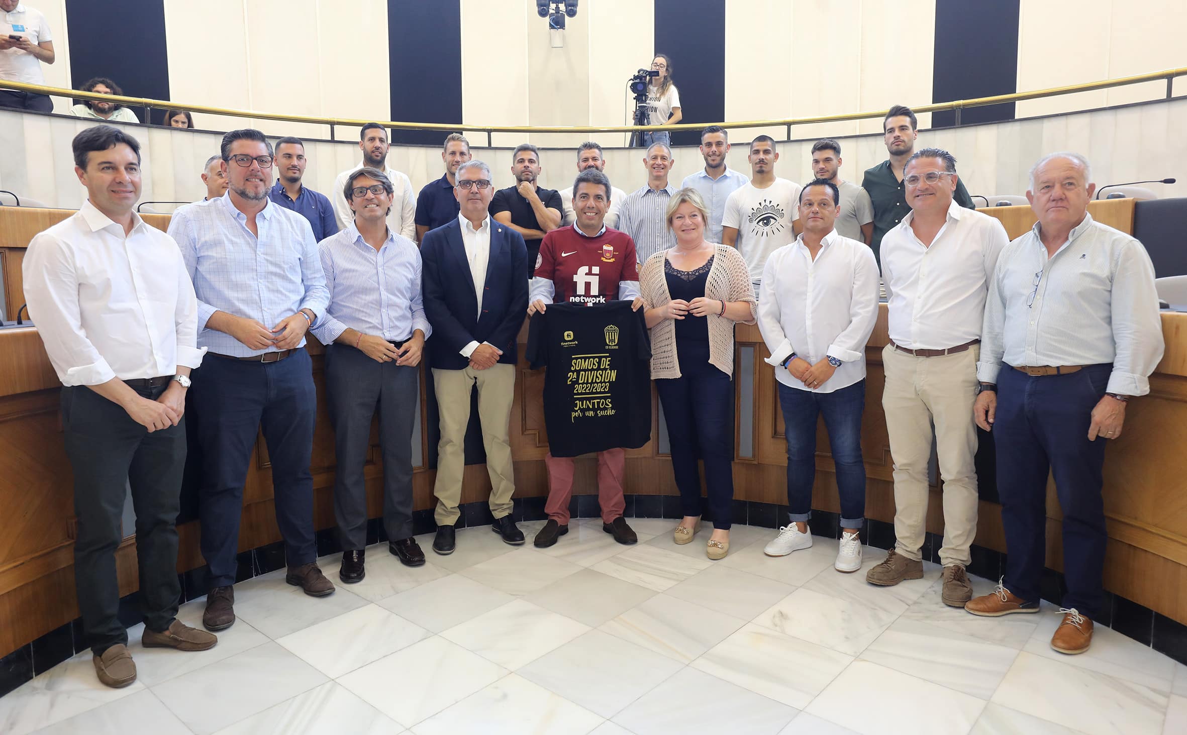 <strong>El presidente Carlos Mazón recibe a los jugadores del CD Eldense tras su ascenso a Segunda División</strong>