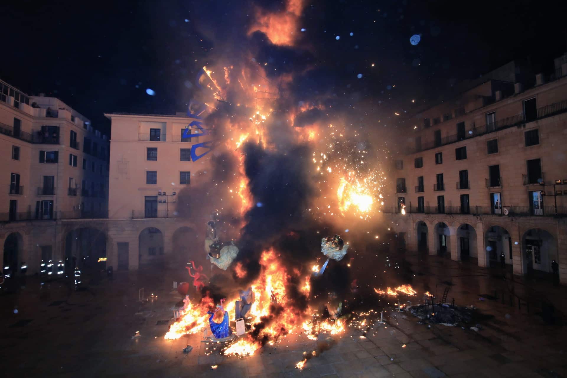 La Nit de la Cremá en Alicante: un despliegue de seguridad sin precedentes para garantizar una noche mágica y segura