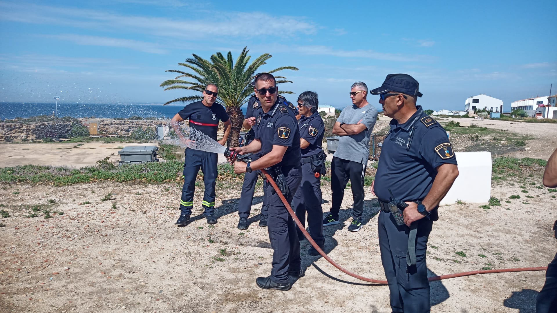 <strong>Bomberos y Policía Local ensayan en Tabarca los protocolos de auxilio y seguridad en un supuesto de incendio</strong>