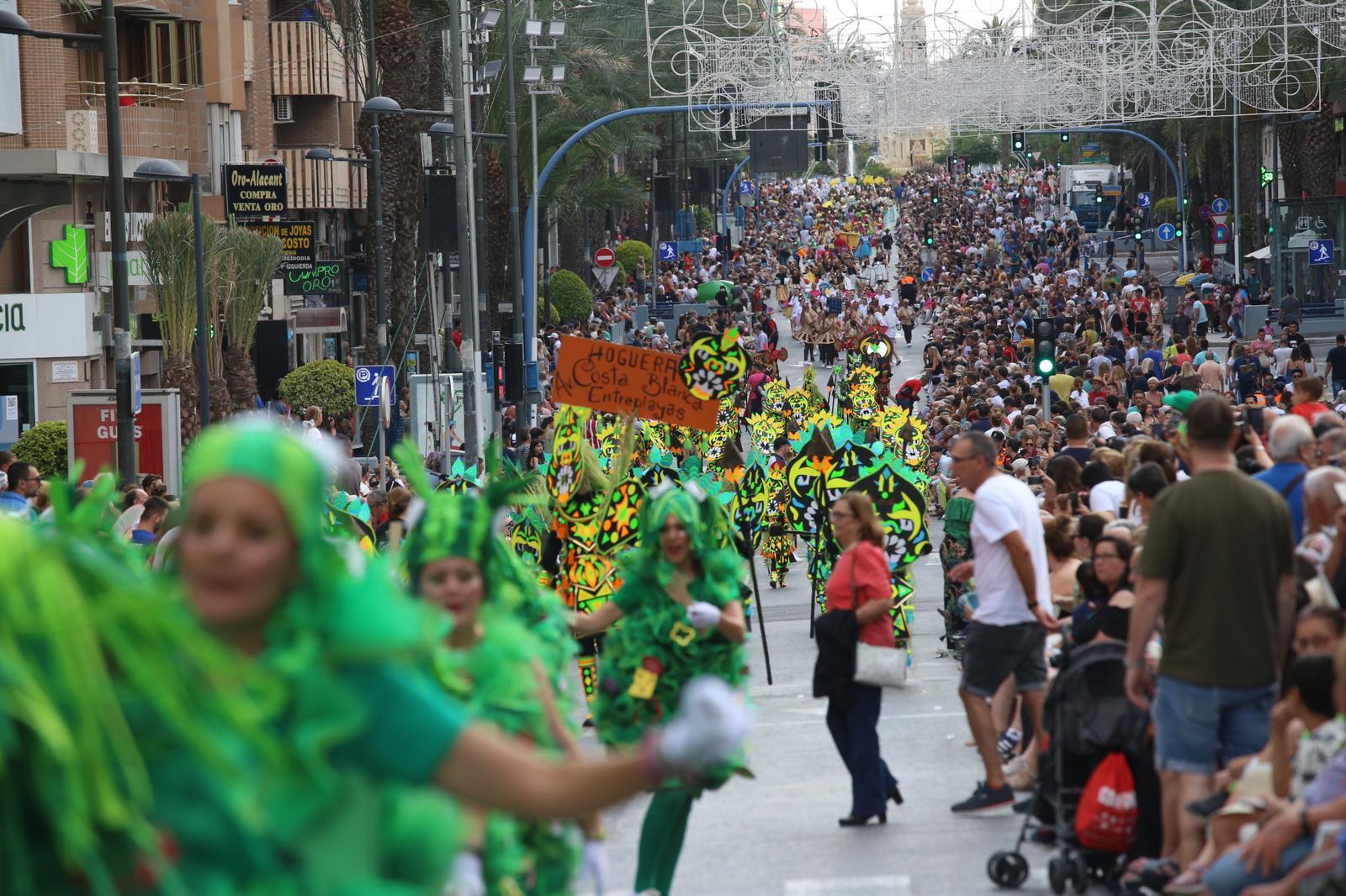 Luis Barcala destaca la “masiva” participación y la “originalidad” en el Desfile del Ninot