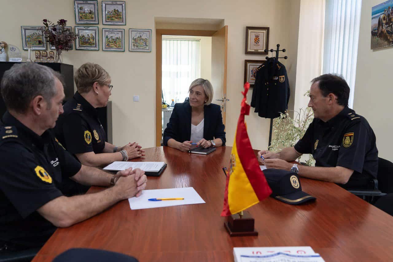 Elisa Núñez realiza la primera visita a la Policía de la Generalitat