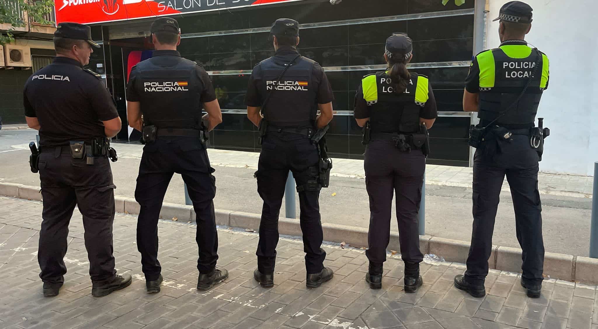 La Policía Nacional y la Policía Local de Alicante realizan un dispositivo especial de inspección y control de salas y casas de apuestas en Alicante.