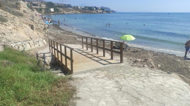 El Campello instala una pasarela con barandilla para facilitar el acceso a la playa Almadraba sur