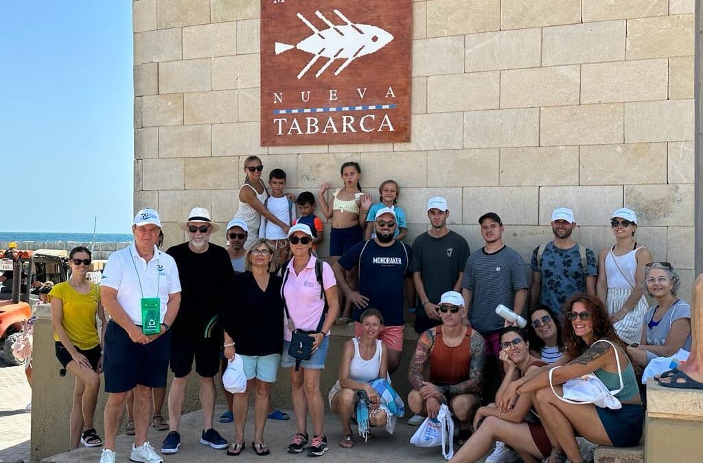 Voluntarios del Club Náutico Santa Pola limpian de colillas en la isla de Tabarca