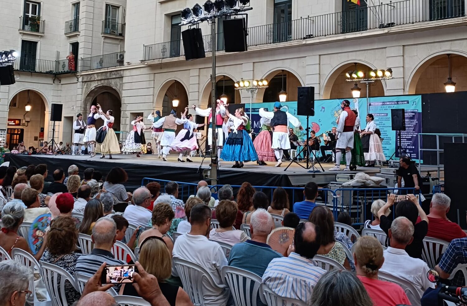 <strong>Más de 12.000 personas asisten a los 21 conciertos del ciclo ‘Verano de Músicas’ en la Plaza del Ayuntamiento</strong>