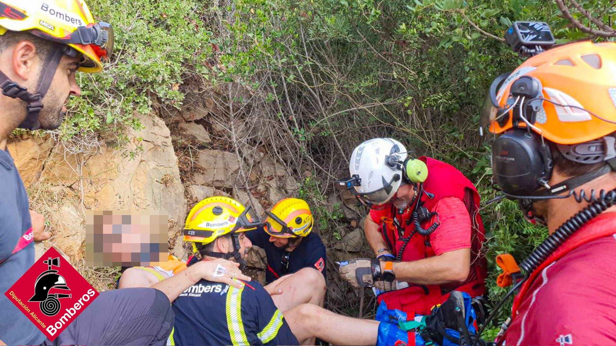 Rescatan en helicóptero a un senderista con fractura de tobillo en el camino del cabo San Antonio