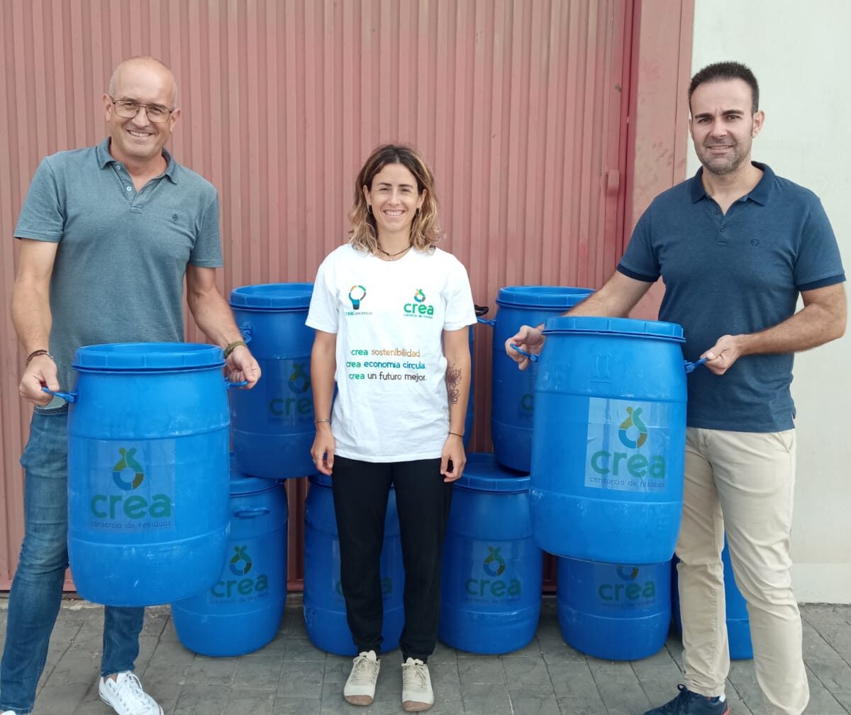 Las comparsas de Moros y Cristianos de Villena reciben contenedores para la recogida de aceite usado y su reciclaje