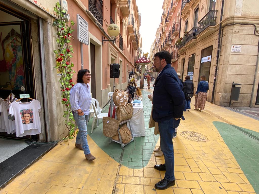 Diversión y ahorro van de la mano en Alicante, gracias a ‘Botigues al carrer’