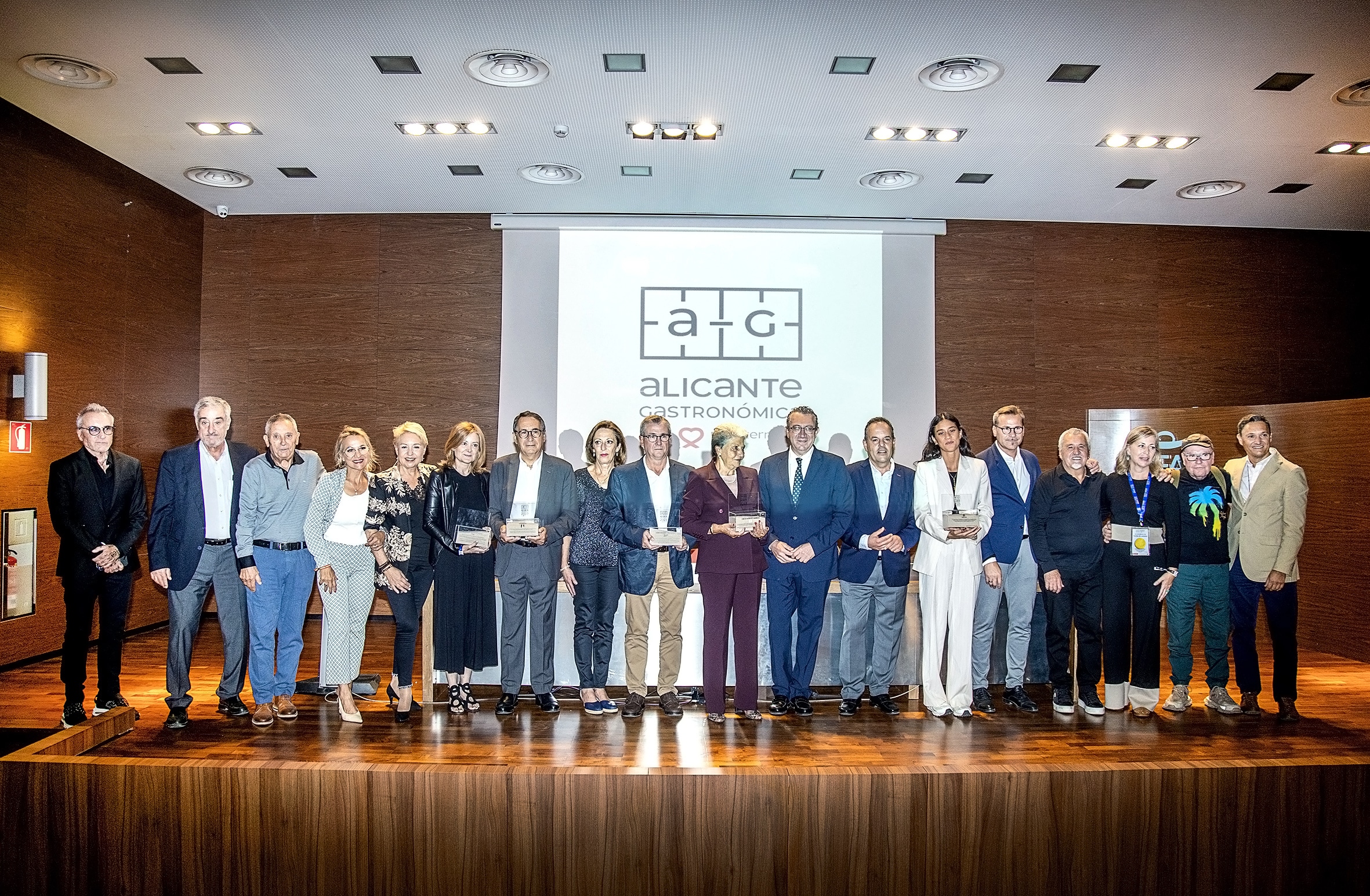 Los homenajes a la primera mujer Estrella Michelin Concha Rodríguez, el Restaurante Paco Gandía y los 100 años de Carmencita cierran Alicante Gastronómica 2023