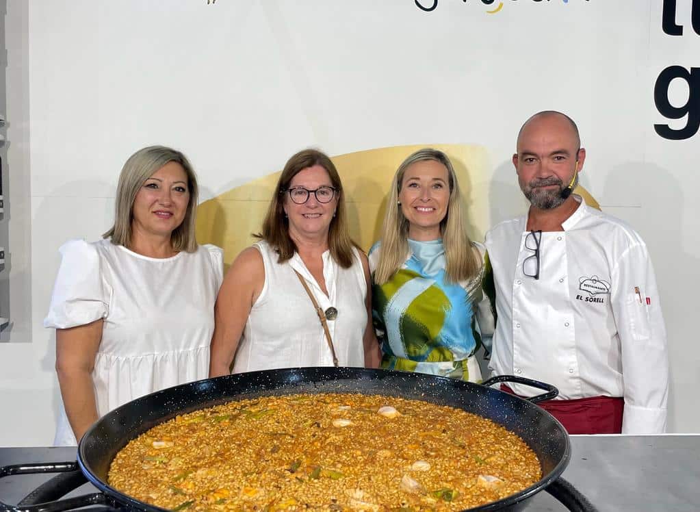 El talento de los chefs y sabor de la cocina de Alicante conquistan a más de 3.000 personas en el estand municipal de la feria Gastronómica