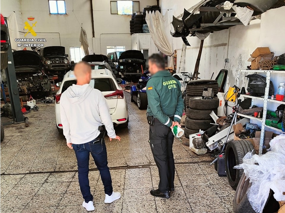 La Guardia Civil desmantela un taller clandestino de vehículos en Guardamar del Segura  