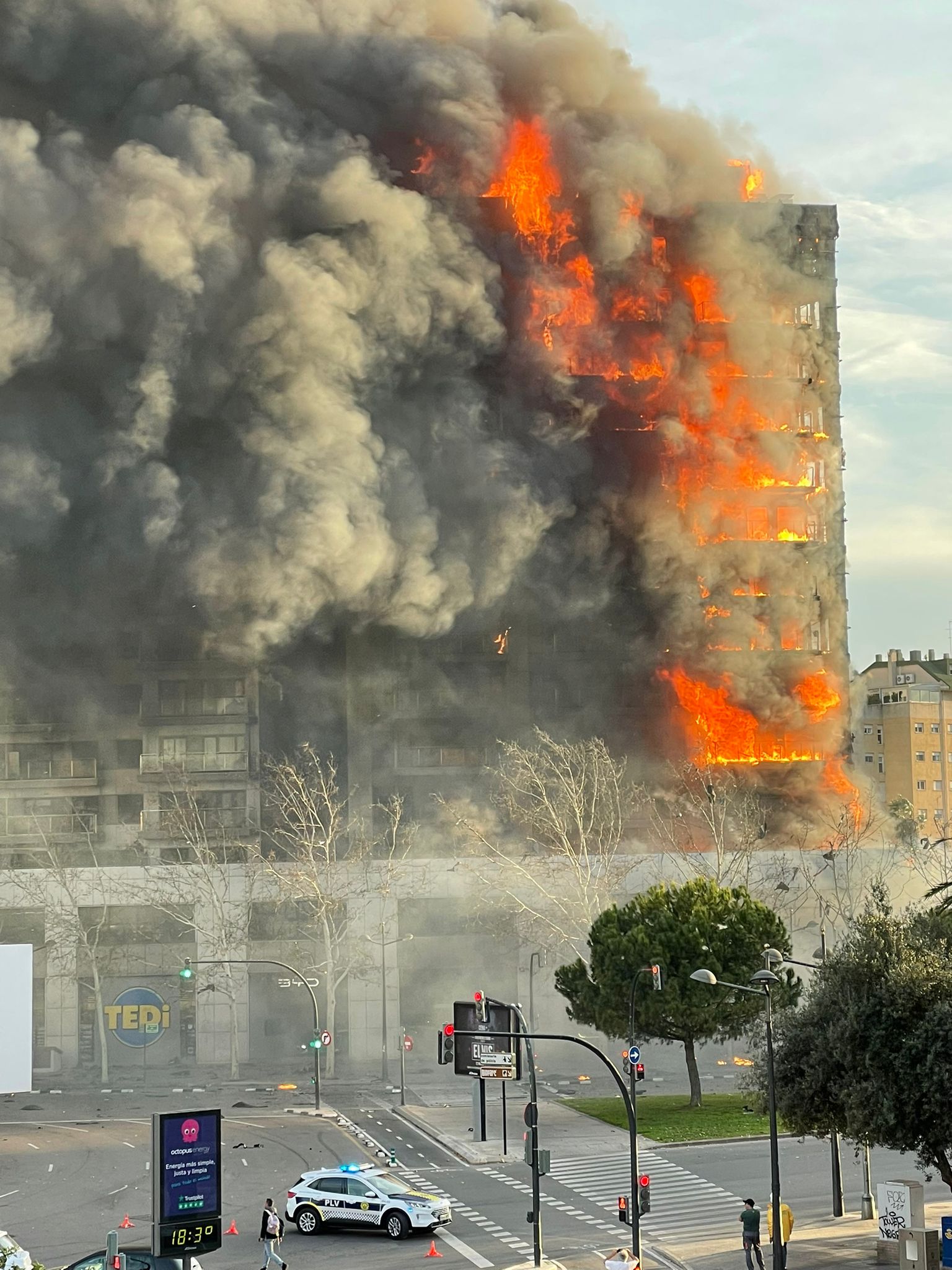 Tragedia en Valencia: Devastador incendio consume un edificio de 14 pisos en Campanar