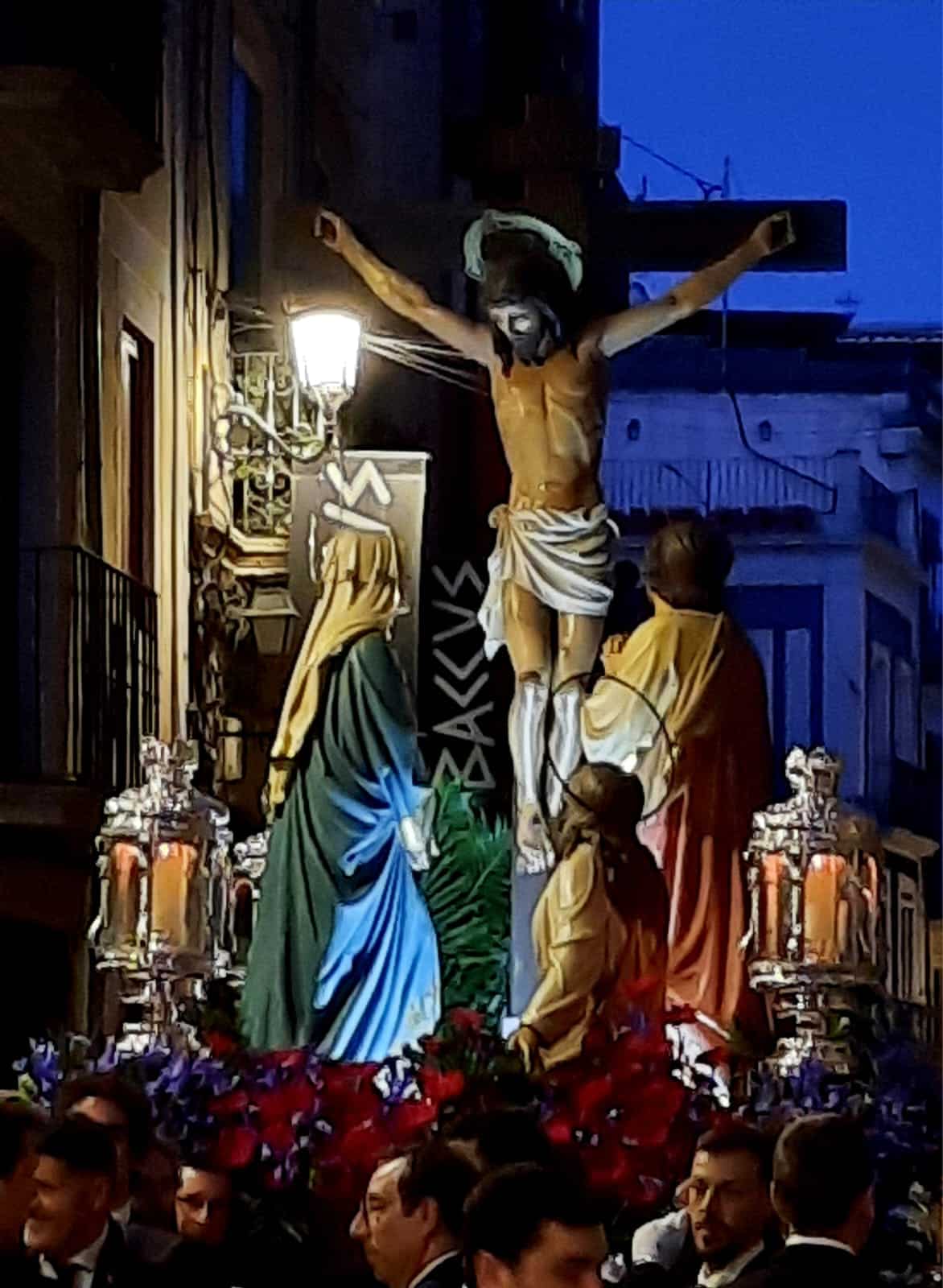 Santa Cruz y La Marinera desatan la pasión multitudinaria en Alicante durante el Miércoles Santo